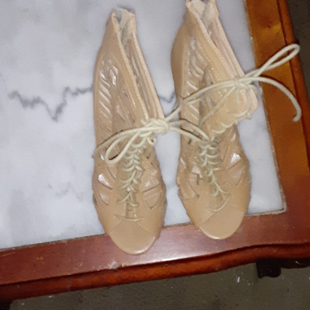 ECT! Sz 8 lace up sandals 4 in heels made man mate